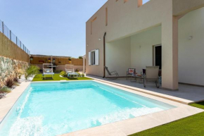 Villa Shamsi - pool and beach at 70mt